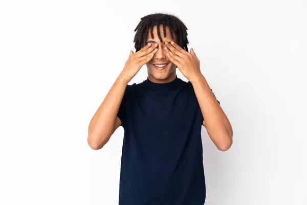 Jovem Afro Americano Isolado Fundo Branco Cobrindo Olhos Por Mãos — Fotografia de Stock