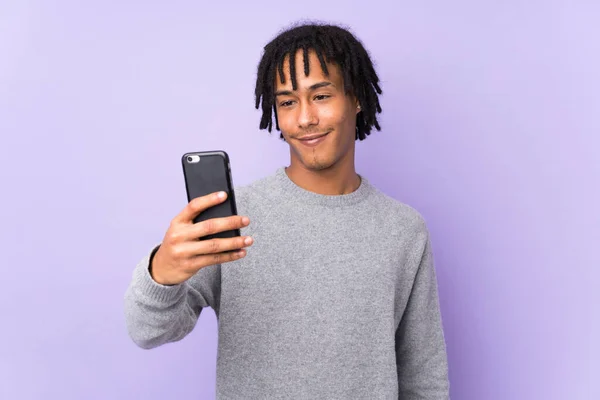 Pemuda Afrika Amerika Terisolasi Pada Latar Belakang Ungu Membuat Selfie — Stok Foto