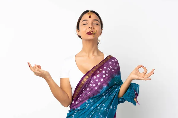 Jeune Femme Indienne Isolée Sur Fond Blanc Pose Zen — Photo