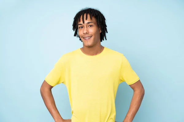 Young African American Man Isolated Blue Background Posing Arms Hip — Stock Photo, Image