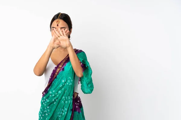 年轻的印第安妇女被隔离在白人背景下 用手做停止动作以阻止行为 — 图库照片