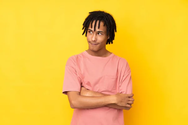 Jovem Afro Americano Isolado Fundo Amarelo Retrato — Fotografia de Stock