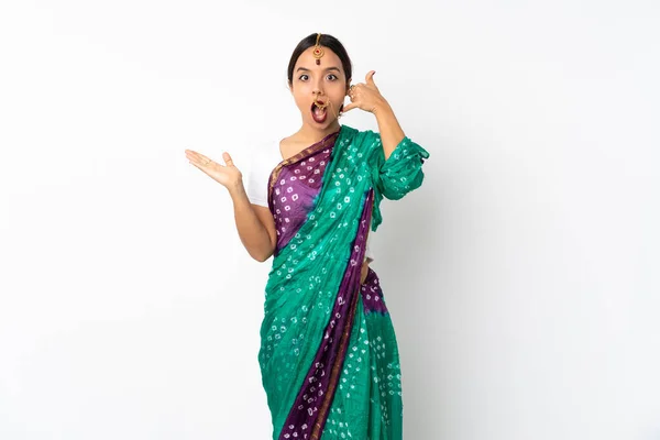 Junge Indische Frau Isoliert Auf Weißem Hintergrund Macht Handygeste Und — Stockfoto