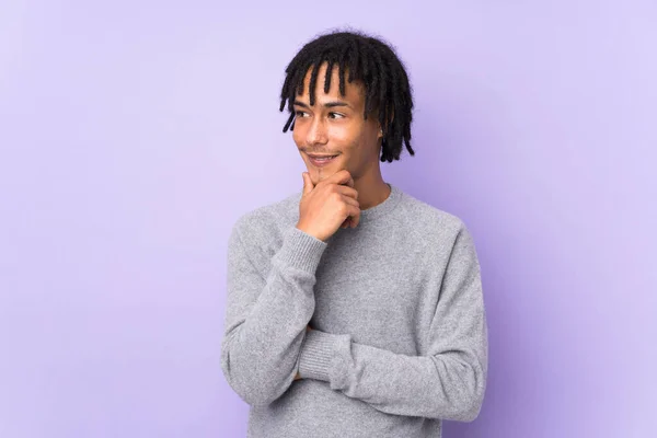 Young African American Man Isolated Purple Background Looking Side — Stock Photo, Image