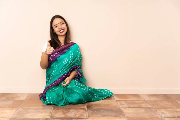 Νεαρή Ινδή Που Κάθεται Στο Πάτωμα Τους Αντίχειρες Σηκωμένους Γιατί — Φωτογραφία Αρχείου
