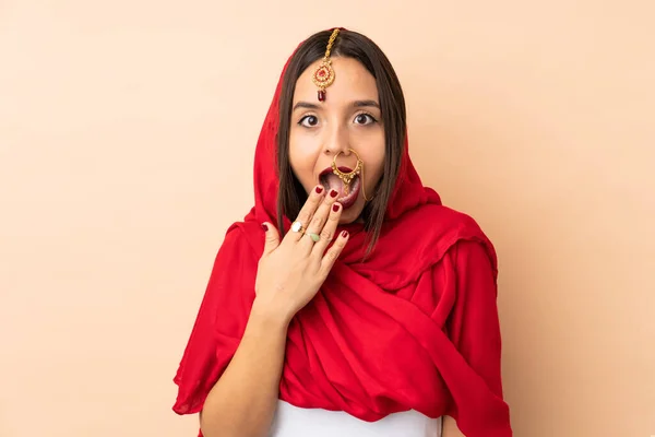 Ung Indisk Kvinna Isolerad Beige Bakgrund Med Överraskning Och Chockad — Stockfoto