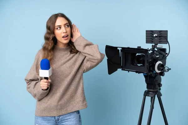 Reporter Młoda Kobieta Trzyma Mikrofon Raportuje Wiadomości Słuchając Czegoś — Zdjęcie stockowe