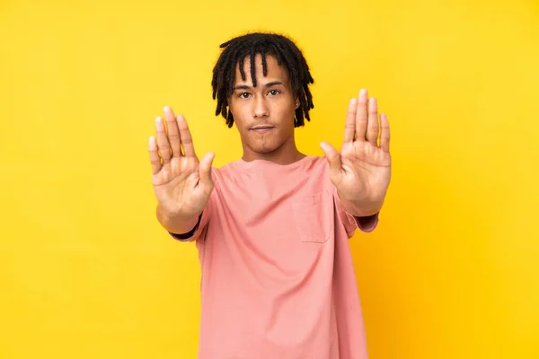 Νεαρός Αφροαμερικάνος Απομονωμένος Κίτρινο Φόντο Κάνει Στάση Χειρονομία Και Απογοητευμένος — Φωτογραφία Αρχείου
