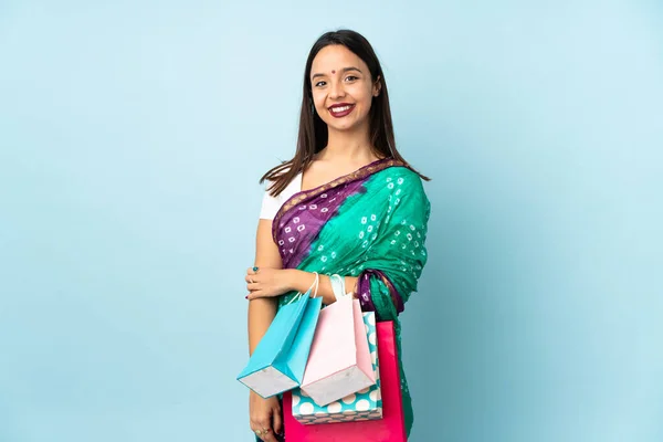 若いですインド人女性でショッピングバッグ笑って — ストック写真