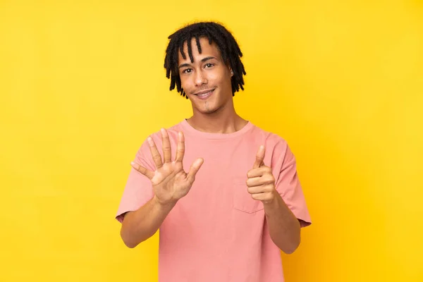 年轻的非洲裔美国人 黄种人 手指头数六根 — 图库照片