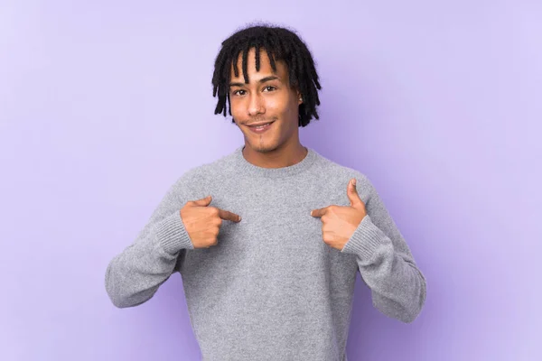 Joven Afroamericano Aislado Sobre Fondo Púrpura Con Expresión Facial Sorpresa —  Fotos de Stock