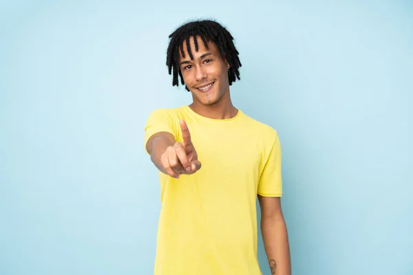 Joven Afroamericano Aislado Sobre Fondo Azul Mostrando Levantando Dedo — Foto de Stock