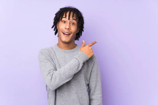 Young African American Man Isolated Purple Background Surprised Pointing Side — Stock Photo, Image