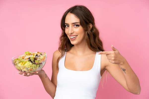 Jovem Com Salada Sobre Parede Rosa Isolada — Fotografia de Stock