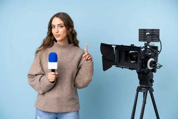 Journaliste Jeune Femme Tenant Microphone Rapportant Des Nouvelles Pointant Avec — Photo