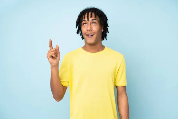 Young African American Man Isolated Blue Background Pointing Surprised — Stock Photo, Image