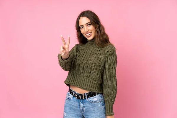 Mujer Joven Sobre Fondo Rosa Aislado Sonriendo Mostrando Signo Victoria —  Fotos de Stock