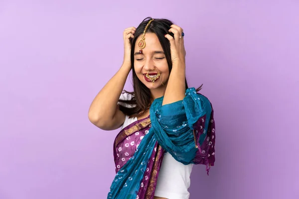 紫の背景に孤立した若いインド人女性が笑って — ストック写真