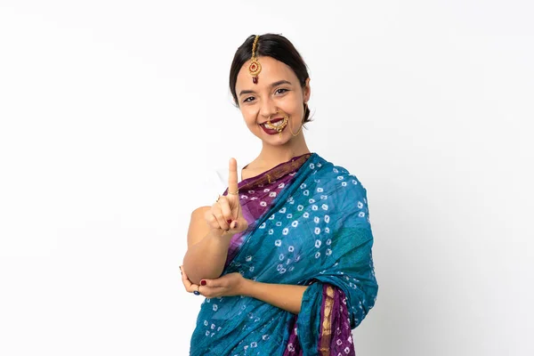 若いインド人女性は白地に隔離され指を見せて持ち上げる — ストック写真
