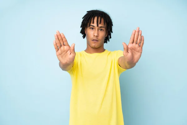 Jovem Afro Americano Homem Isolado Fundo Azul Fazendo Parar Gesto — Fotografia de Stock