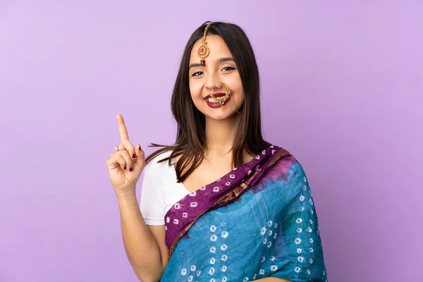 Mujer India Joven Aislada Sobre Fondo Púrpura Mostrando Levantando Dedo —  Fotos de Stock