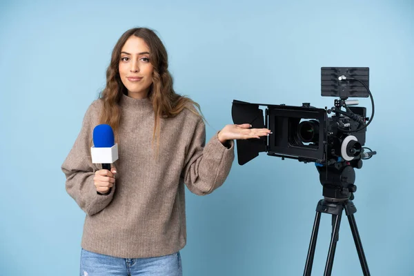 Junge Reporterin Hält Mikrofon Der Hand Und Berichtet Von Zweifeln — Stockfoto