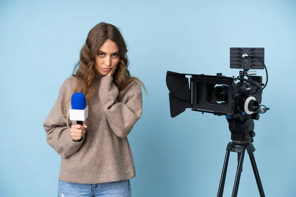 Reporter Jeune Femme Tenant Microphone Rapportant Des Nouvelles Malheureux Frustré — Photo