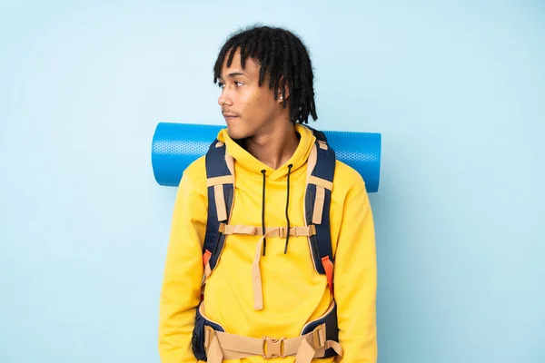 Young Mountaineer African American Man Big Backpack Isolated Blue Background — Stock Photo, Image