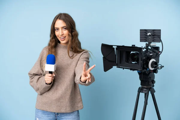 Junge Reporterin Hält Ein Mikrofon Der Hand Und Berichtet Lächelnd — Stockfoto