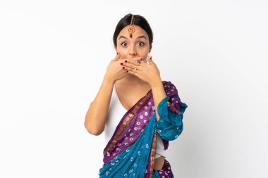 Beyaz arka planda izole edilmiş genç Hintli kadın elleriyle ağzını kapatıyor.