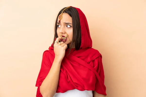 Mujer India Joven Aislada Sobre Fondo Beige Nerviosa Asustada — Foto de Stock
