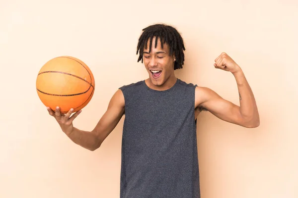 Jong Afrikaans Amerikaanse Man Geïsoleerd Beige Achtergrond Spelen Basketbal — Stockfoto