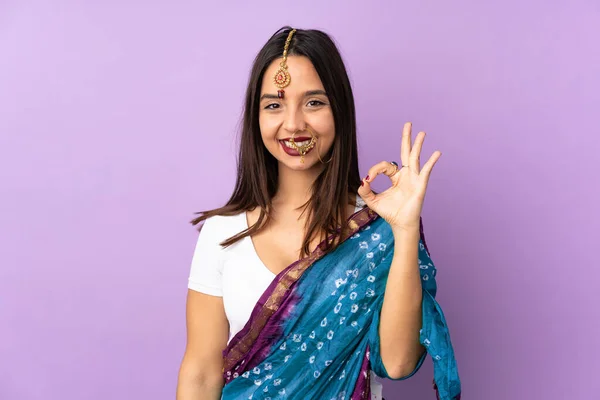 Jeune Femme Indienne Isolée Sur Fond Violet Montrant Signe Avec — Photo