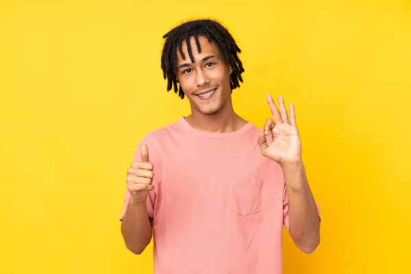 Young African American Man Isolated Yellow Background Showing Sign Thumb — Stock Photo, Image