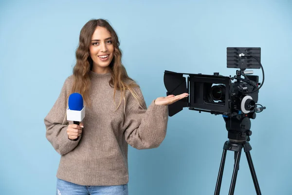 Reporter Wanita Muda Memegang Mikrofon Dan Melaporkan Berita Memperpanjang Tangan — Stok Foto