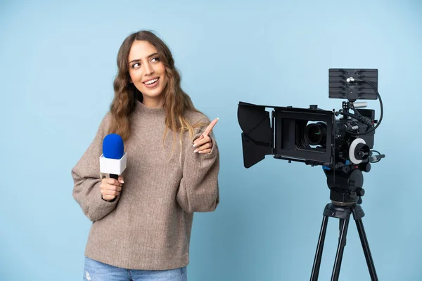 Reporterin Junge Frau Hält Ein Mikrofon Der Hand Und Berichtet — Stockfoto