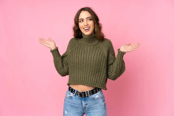 Mujer Joven Sobre Fondo Rosa Aislado Sonriendo Mucho —  Fotos de Stock