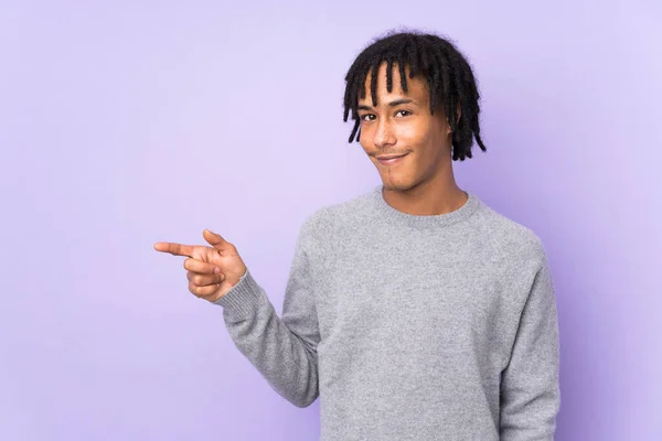 Молодий Афроамериканець Ізольований Пурпуровому Фоні Вказує Пальцем Бік — стокове фото