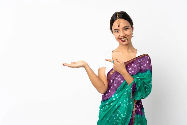 Ung Indian Kvinna Isolerad Vit Bakgrund Håller Copyspace Imaginära Handflatan — Stockfoto