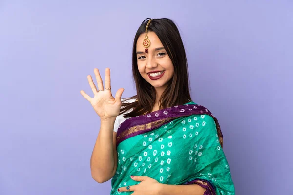 Jeune Femme Indienne Isolée Sur Fond Violet Comptant Cinq Avec — Photo