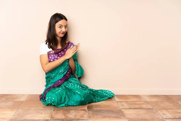 Young Indian Woman Sitting Floor Scheming Something — Stock Photo, Image