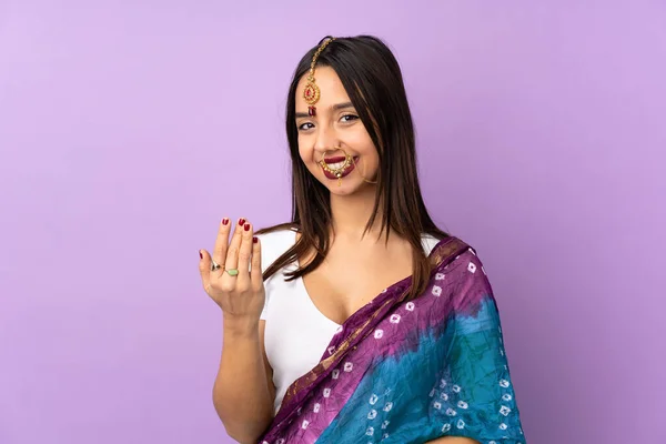 Молодая Индианка Изолированная Фиолетовом Фоне Приглашает Прийти Рукой Рад Пришла — стоковое фото