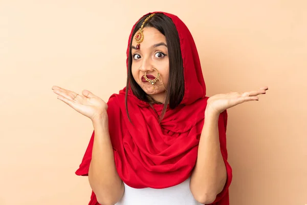 Jovem Indiana Mulher Isolado Bege Fundo Fazendo Dúvidas Gesto — Fotografia de Stock