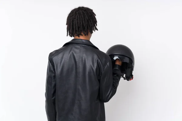年轻的非洲裔美国人 带着摩托车头盔 背景为白色 背向后方 — 图库照片