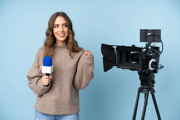 Reporter Ung Kvinna Som Håller Mikrofon Och Rapporterar Nyheter Skrattar — Stockfoto