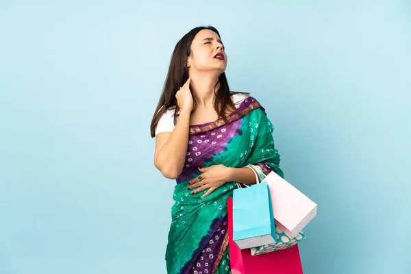 Młoda Hinduska Kobieta Torbami Zakupy Neckache — Zdjęcie stockowe