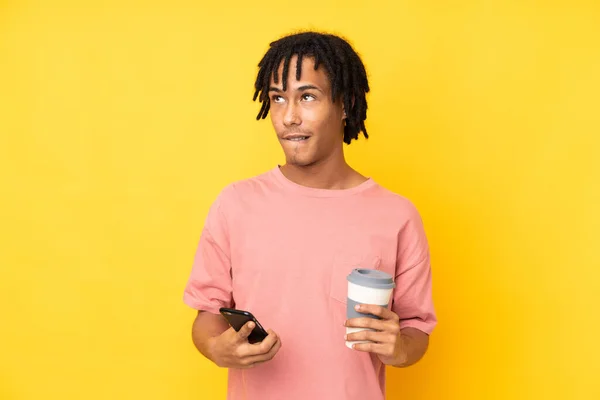 Junger Afrikanisch Amerikanischer Mann Isoliert Auf Gelbem Hintergrund Mit Kaffee — Stockfoto