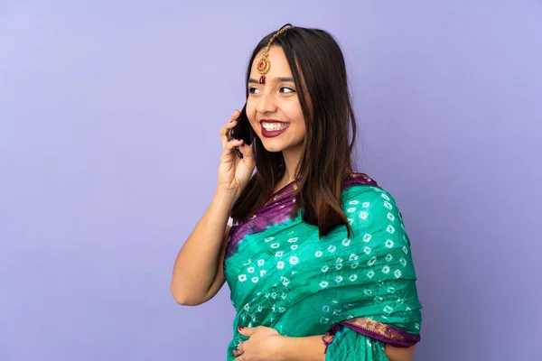 Jeune Indienne Isolée Sur Fond Violet Gardant Une Conversation Avec — Photo