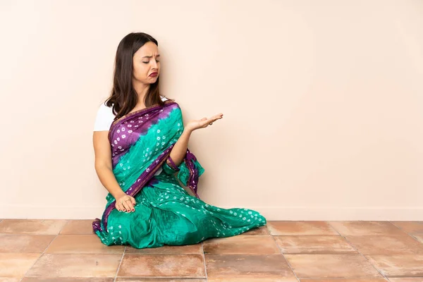 Young Indian Woman Sitting Floor Holding Copyspace Doubts — Stock Photo, Image