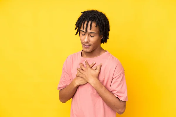 Genç Afrikalı Amerikalı Sarı Arka Planda Izole Edilmiş Kalbinde Ağrı — Stok fotoğraf
